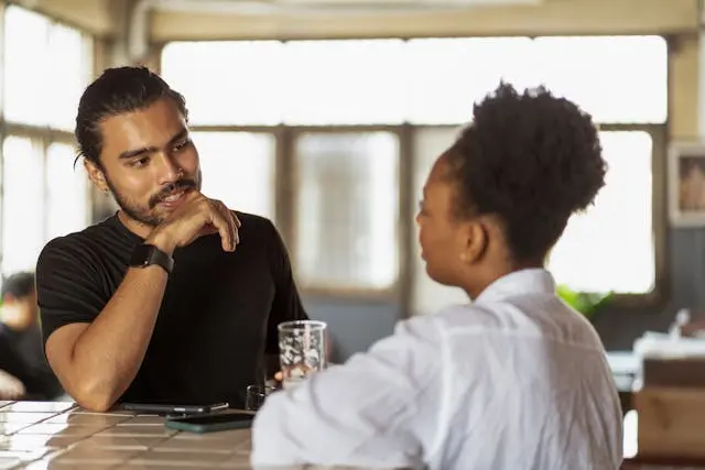 homem e mulher conversando de modo educada e amistosa