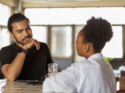 Imagem de casal conversando para ilustrar entendimento entre ambos